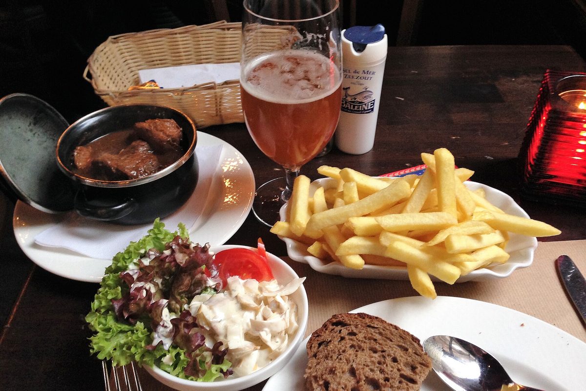 Carbonade flamande et frites, servies avec une bière