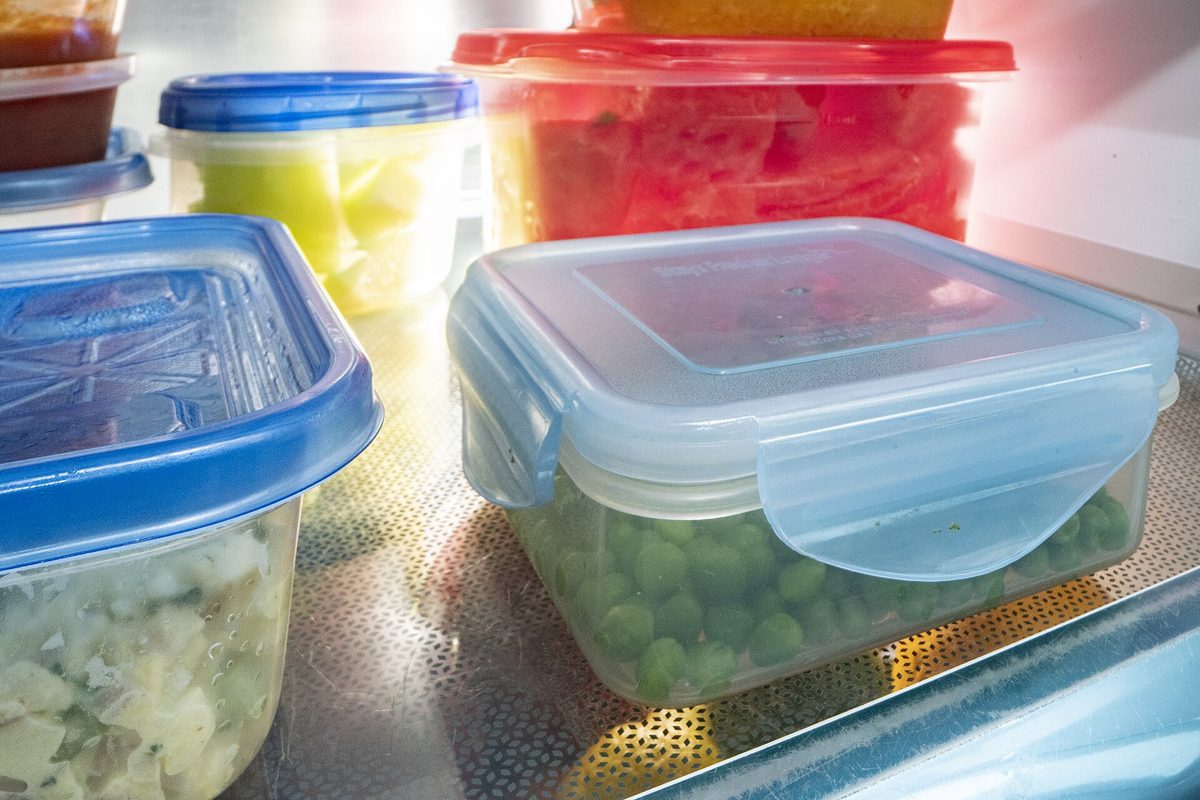 Boîtes de restes dans un réfrigérateur