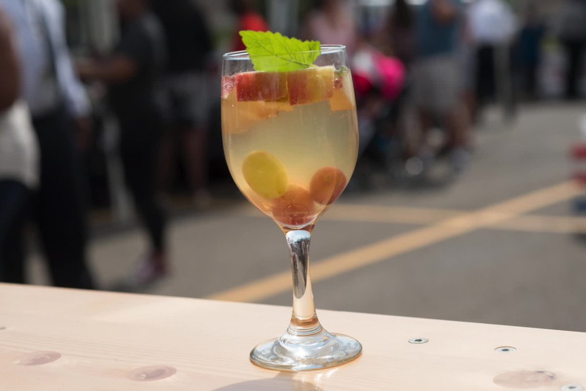 Cocktail fruité servi en verre à pied