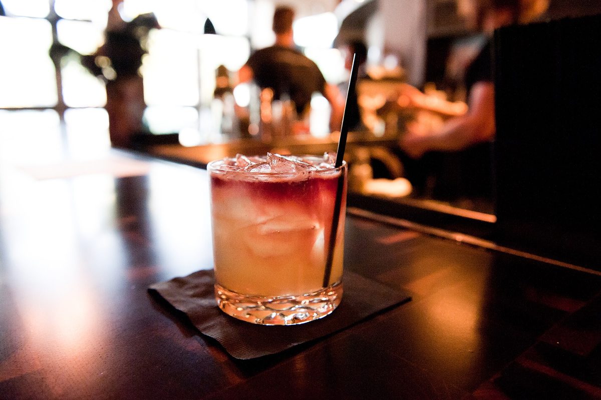 Cocktails servis au comptoir d'un bar