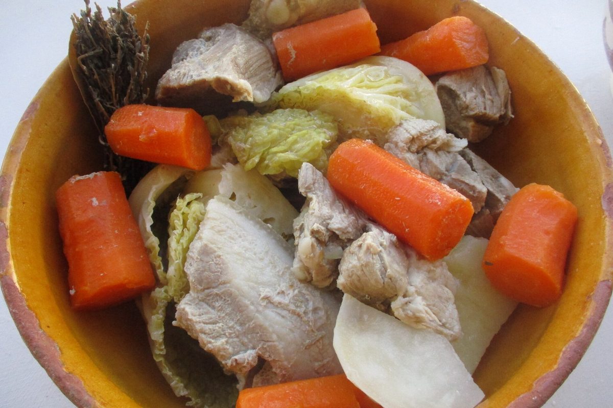 Une potée de viandes et de légumes