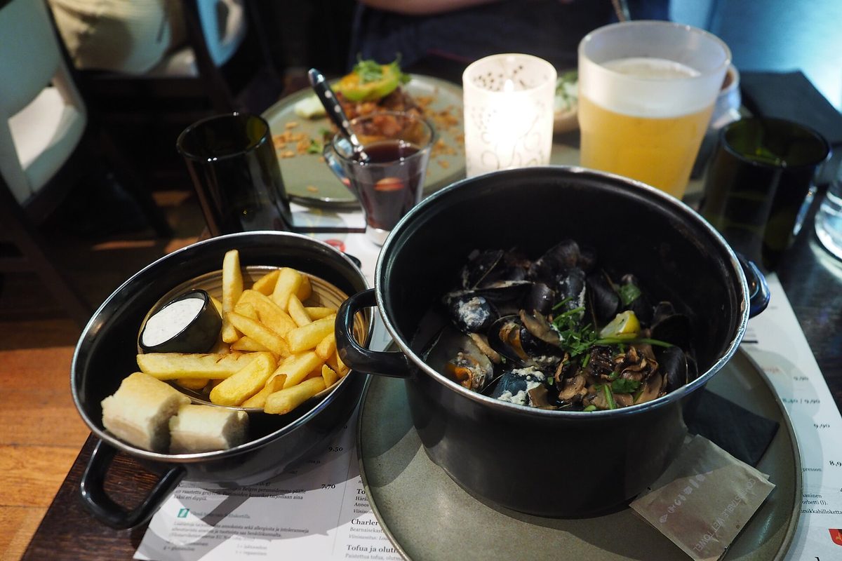 Moules servies dans leur marmite, avec des frites