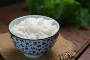 Bol de riz cuit avec un cuiseur à riz
