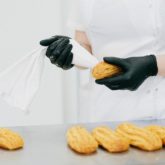 Comment devenir pâtissier à domicile ? Fourrage des éclairs